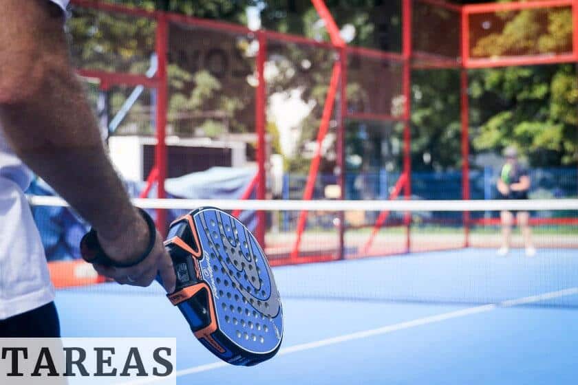 pala de padel en pista