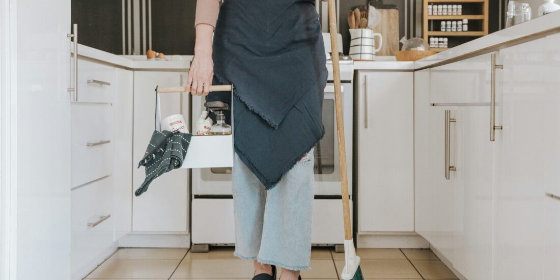 Persona limpiando la cocina como parte de la limpieza del hogar