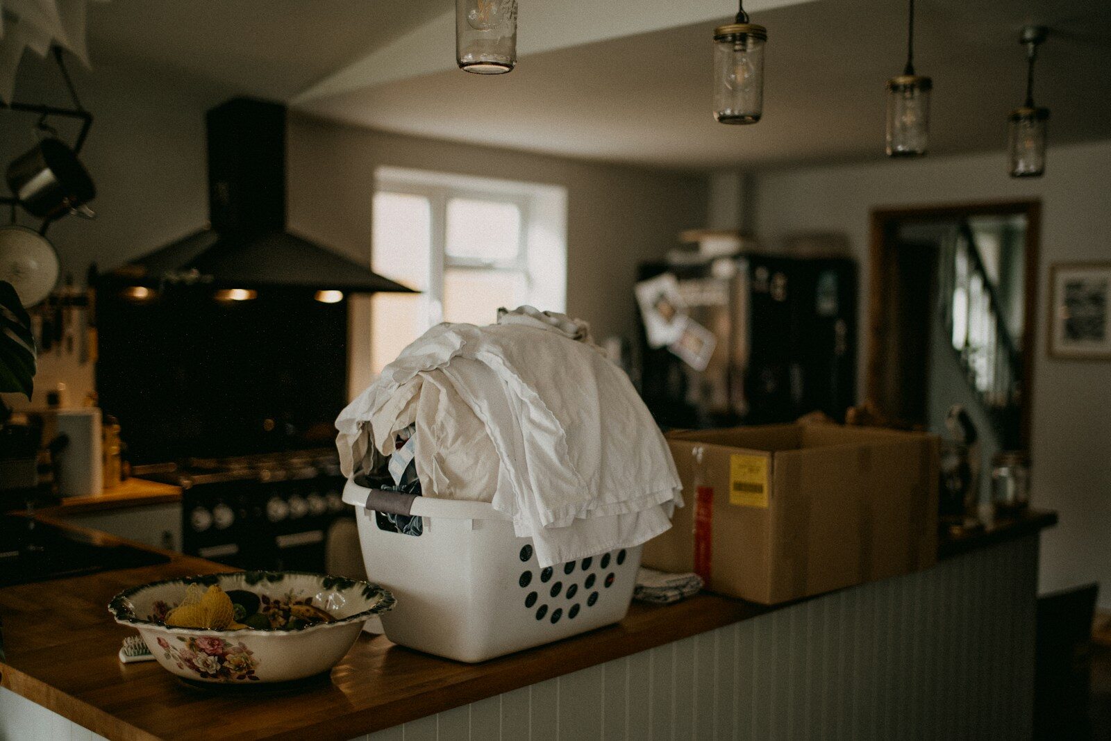 Cocina luminosa y ordenada donde se reparten las tareas del hogar